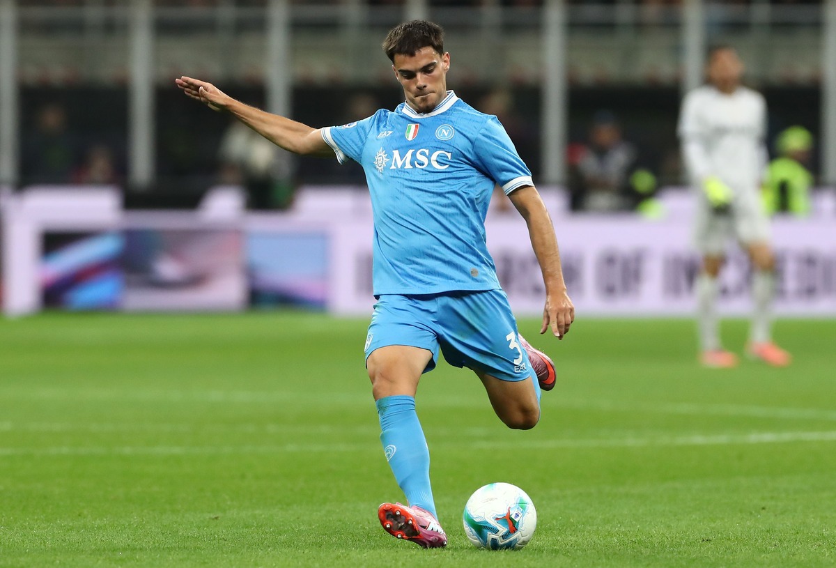 MILANO, Italia - 28 settembre: Miguel Gutierrez di SSC Napoli in azione durante la partita di Serie A tra AC Milan e SSC Napoli allo stadio di Giuseppe Meazza il 28 settembre 2025 a Milano, in Italia. (Foto di Marco Luzzani/Getty Images)