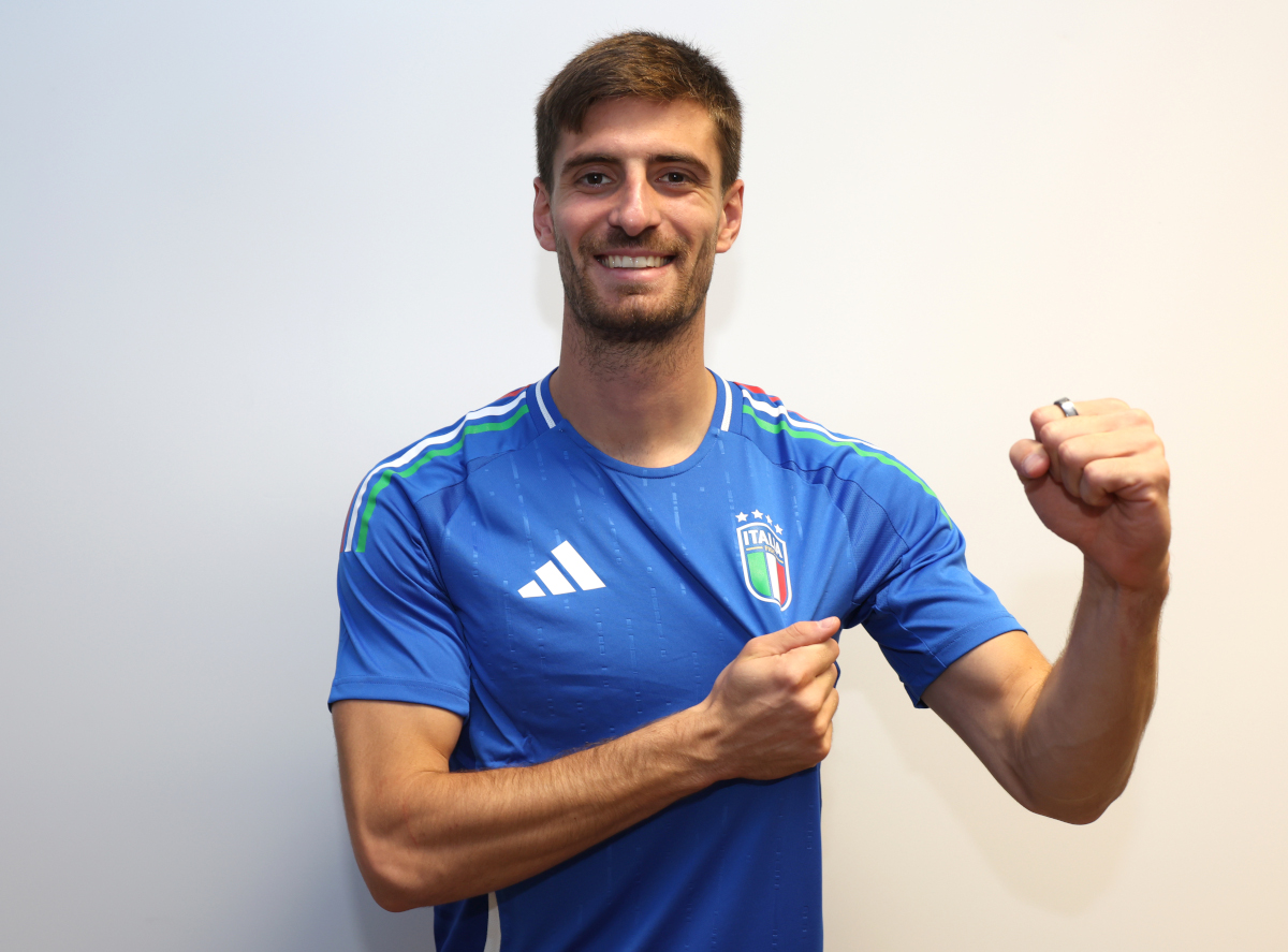Firenze, Italia - 07 ottobre: Matteo Gabbia d'Italia posa per un ritratto prima della sessione di addestramento in Italia al Centro Tecnico Fetale di Coverciano il 07 ottobre 2024 a Firenze, in Italia. (Foto di Claudio Villa/Getty Images)