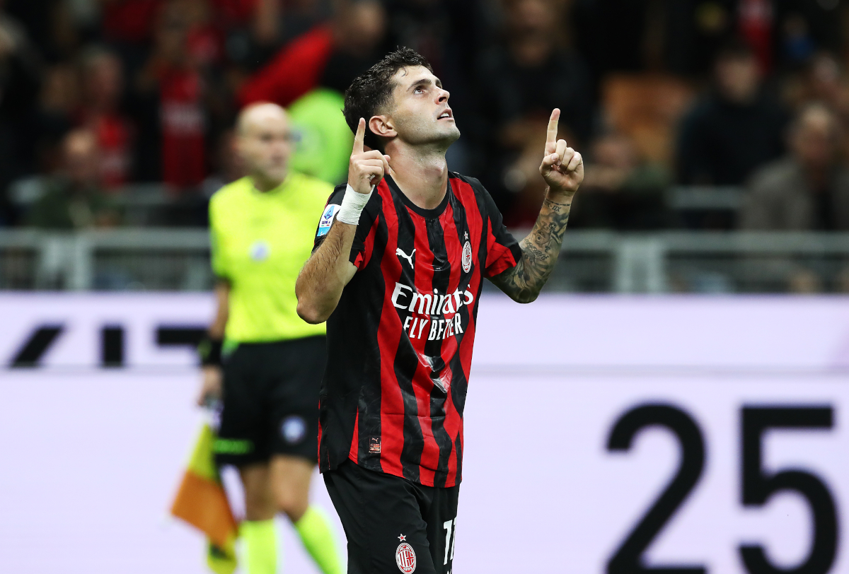 MILANO, Italia - 28 settembre: Christian Pulisic di AC Milan celebra dopo aver segnato un goal durante la partita di Serie A tra AC Milan e SSC Napoli allo stadio di Giuseppe Meazza il 28 settembre 2025 a Milano, in Italia. (Foto di Marco Luzzani/Getty Images)