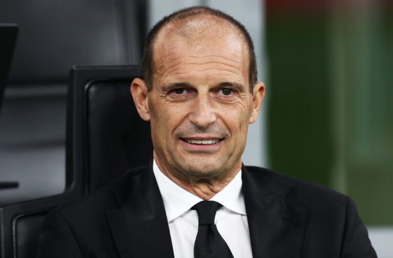 Milano, Italia - 28 settembre: Massimiliano Allegri, capo allenatore di AC Milan durante la partita di Serie A tra AC Milan e SSC Napoli al Giuseppe Meazza Stadium il 28 settembre 2025 a Milano, in Italia. (Foto di Marco Luzzani/Getty Images)