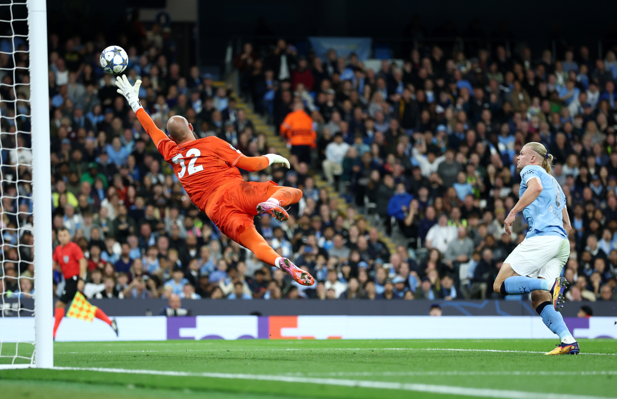 MANCHESTER, Inghilterra - 18 settembre: Erling Haaland di Manchester City segna il primo gol della sua squadra oltre Vanja Milinkovic -Savic di Napoli durante la Fase MD1 della UEFA Champions League 2025/26 tra Manchester City e SSC Napoli nella città di Manchester Stadium il 18 settembre 2025 a Manchester, in Inghilterra. (Foto di Dan Istitene/Getty Images)