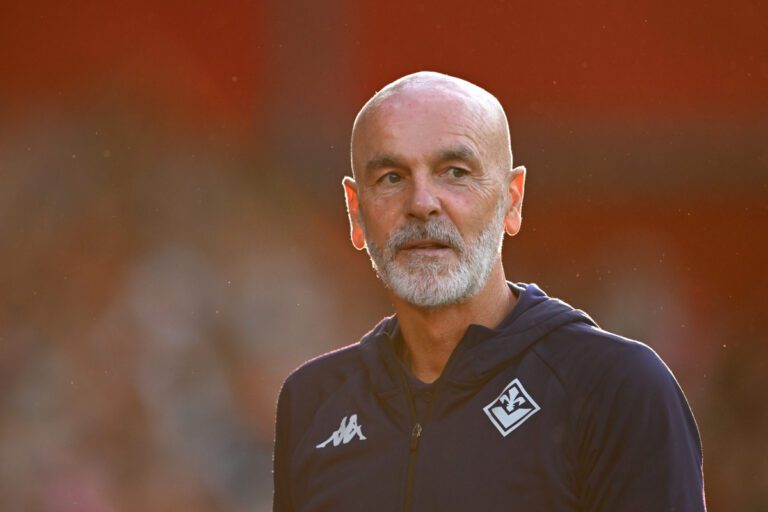 Nottingham, Inghilterra - 05 agosto: Stefano Pioli, capo allenatore della Fiorentina, guarda prima della partita amichevole pre -stagione tra Nottingham Forest e ACF Fiorentina a City Ground il 05 agosto 2025 a Nottingham, in Inghilterra. (Foto di Clive Mason/Getty Images) (Intervista a Kean)