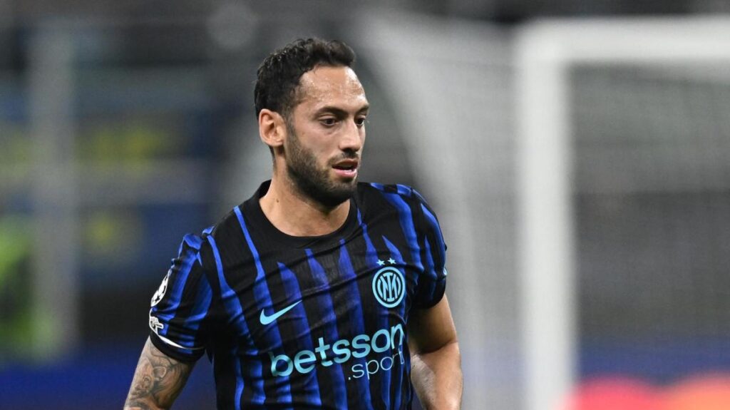 Mani di Buongiorno, rigore per l'Inter e Calhanoglu non sbaglia: a Napoli è 2-1 al 59'