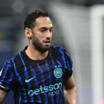 Mani di Buongiorno, rigore per l'Inter e Calhanoglu non sbaglia: a Napoli è 2-1 al 59'