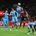 MILANO, Italia - 28 settembre: Giovanni di Lorenzo del Napoli è sfidato da Matteo Gabbia dell'AC Milan durante la partita di Serie A tra AC Milan e SSC Napoli allo stadio di Giuseppe Meazza il 28 settembre 2025 a Milano, in Italia. (Foto di Marco Luzzani/Getty Images)
