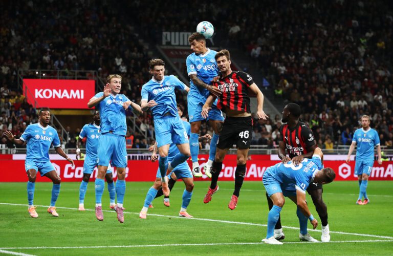 MILANO, Italia - 28 settembre: Giovanni di Lorenzo del Napoli è sfidato da Matteo Gabbia dell'AC Milan durante la partita di Serie A tra AC Milan e SSC Napoli allo stadio di Giuseppe Meazza il 28 settembre 2025 a Milano, in Italia. (Foto di Marco Luzzani/Getty Images)