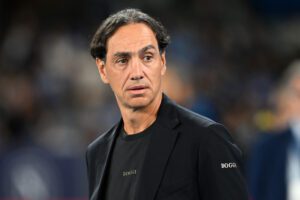 NAPOLI, Italia - 29 settembre: il capo allenatore di Alessandro Nesta Monza guarda prima della partita di Serie A tra Napoli e Monza allo stadio Diego Armando Maradona il 29 settembre 2024 a Napoli, in Italia. (Foto di Francesco Pecoraro/Getty Images)