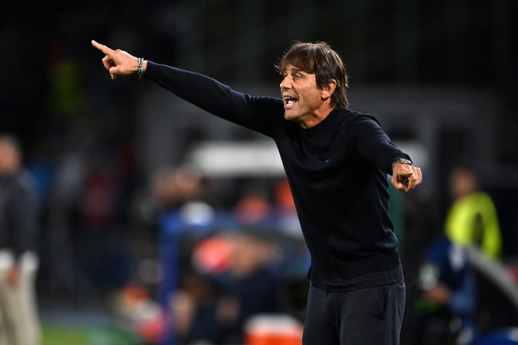 NAPOLI, Italia - 01 ottobre: ​​Il capo allenatore Antonio Conte SSC Napoli durante la partita della Fase MD2 della UEFA Champions League 2025/26 tra SSC Napoli e Sporting Club de Portugal allo stadio Diego Armando Maradona il 01 ottobre 2025 a Napoli, in Italia. (Foto di Francesco Pecoraro/Getty Images)