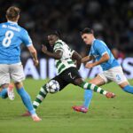 Napoli, Italia - 01 ottobre: ​​Geovany Queen di Sporting Club de Portogallo battaglie per possesso con Miguel Gutierrez di SSC Napoli durante la UEFA Champions League 2025/26 League Fase MD2 tra SSC Napoli e Sporting Club De Porgal presso lo Stadio Diego Armando Maradona a ottobre, 2025 a Naples, Italia. (Foto di Francesco Pecoraro/Getty Images)
