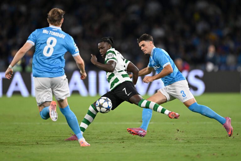 Napoli, Italia - 01 ottobre: ​​Geovany Queen di Sporting Club de Portogallo battaglie per possesso con Miguel Gutierrez di SSC Napoli durante la UEFA Champions League 2025/26 League Fase MD2 tra SSC Napoli e Sporting Club De Porgal presso lo Stadio Diego Armando Maradona a ottobre, 2025 a Naples, Italia. (Foto di Francesco Pecoraro/Getty Images)