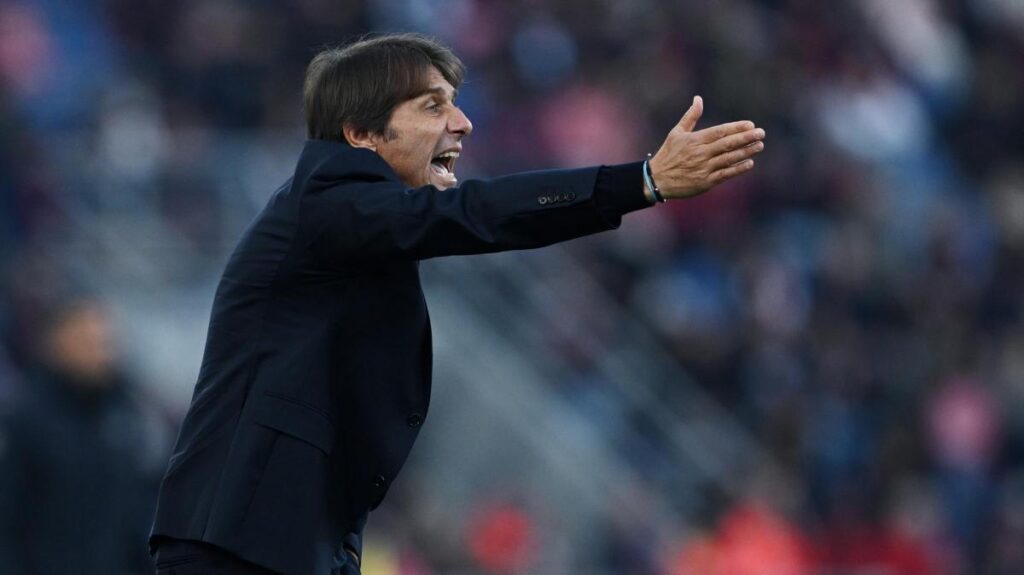 Napoli: Conte fermo fino a lunedì, Zazzaroni sulla panchina