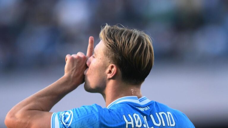 Hojlund sul Maradona: "L'energia di Diego è unica, era un fenomeno"