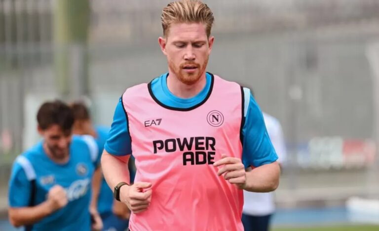De Bruyne resta in Belgio da squalificato, Allegri lo aspetta invano: il caso che agita il Napoli prima del Frosinone